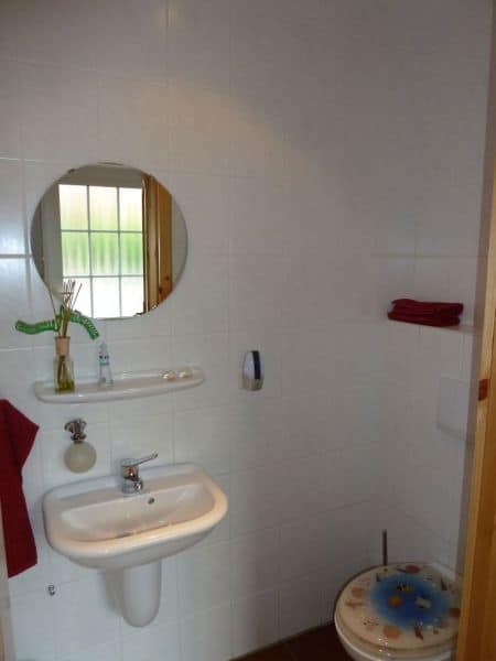 Zweites Bad mit WC im Ferienhaus Kolks Carolinensiel Harlesiel, Gäste-WC