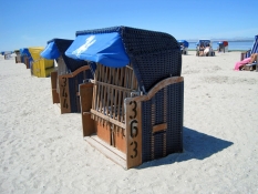 Fotos zeigen den Komfort vom Ferienhaus Kolks Huus in Carolinensiel Harlesiel, mit hauseigenem Strandkorb am Sandstrand von Harlesiel